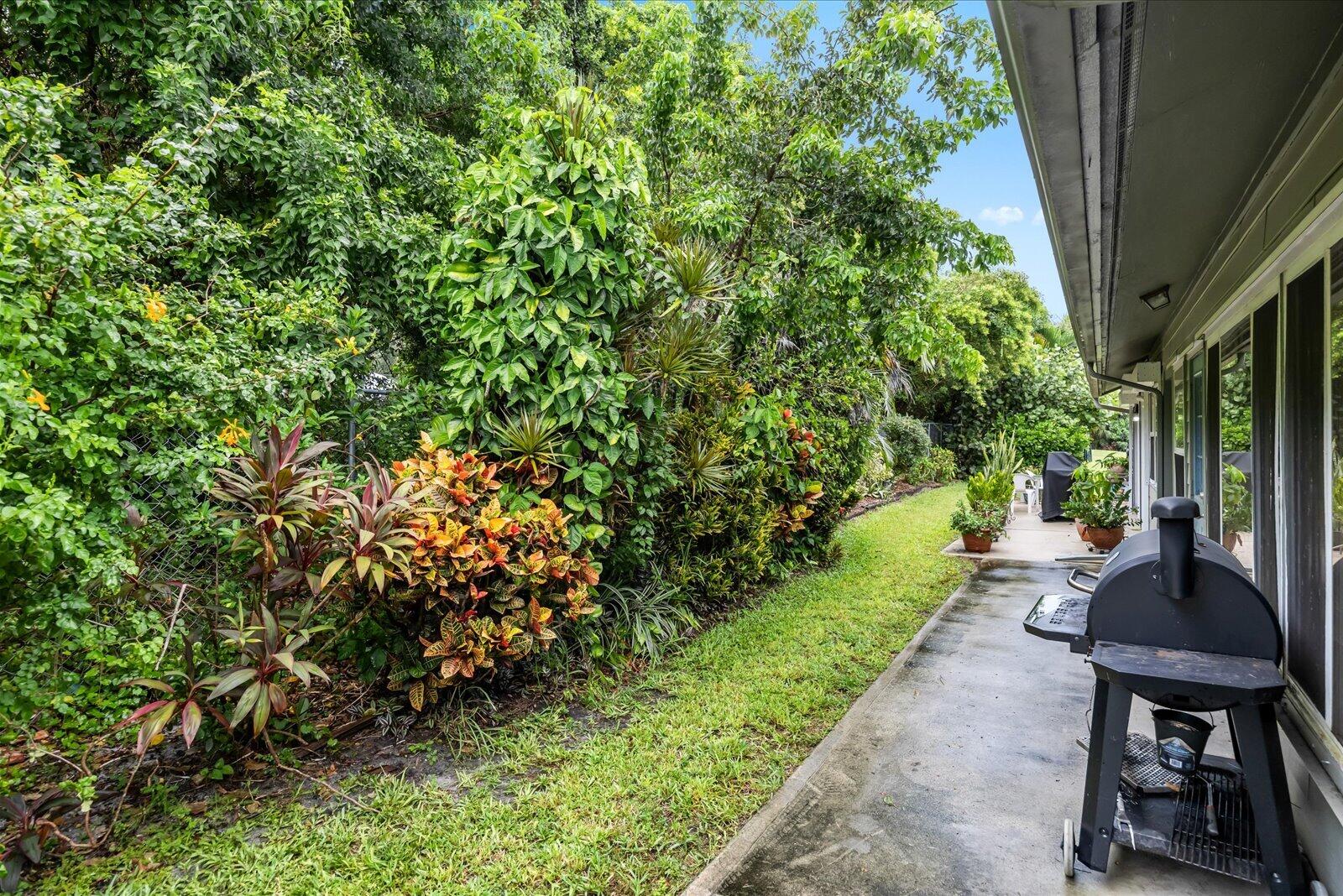 663 NE WAX MYRTLE Way