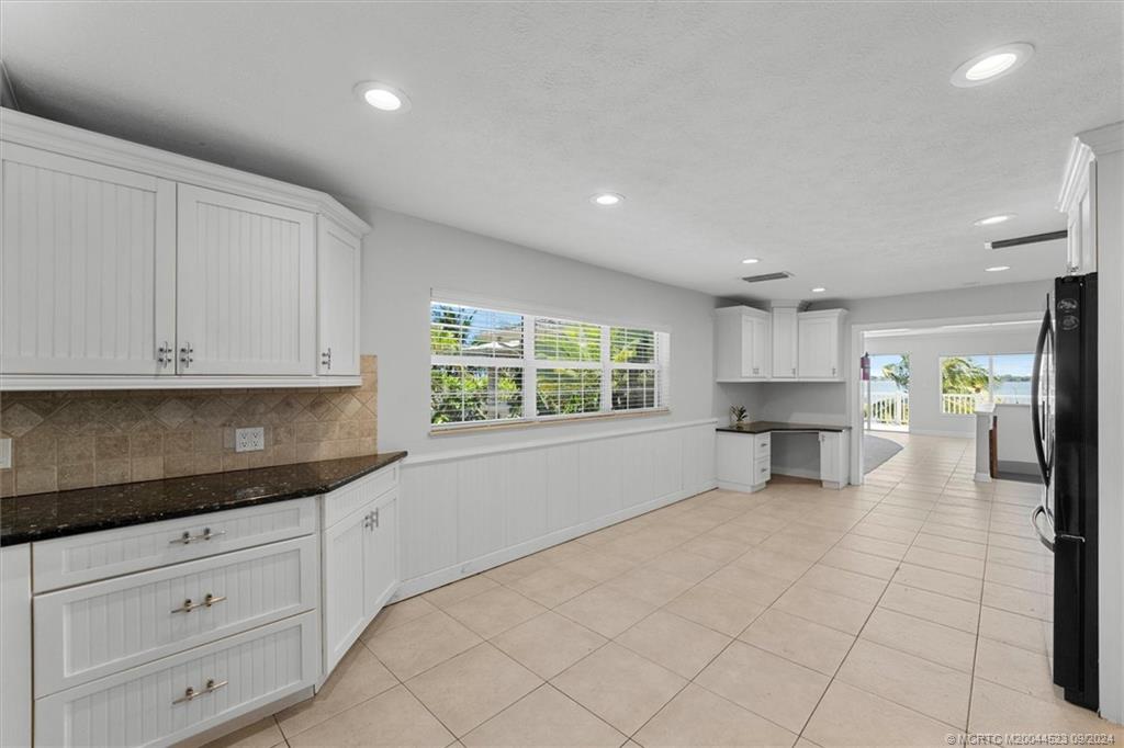 850 NE Ixora Drive