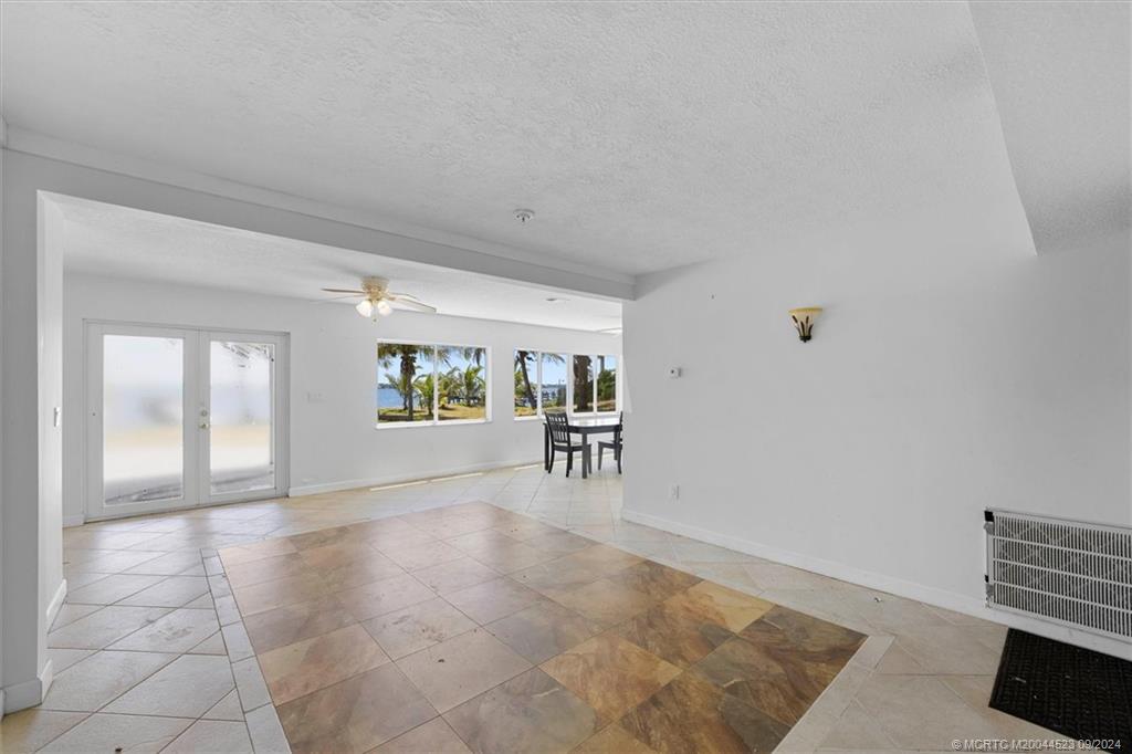 850 NE Ixora Drive