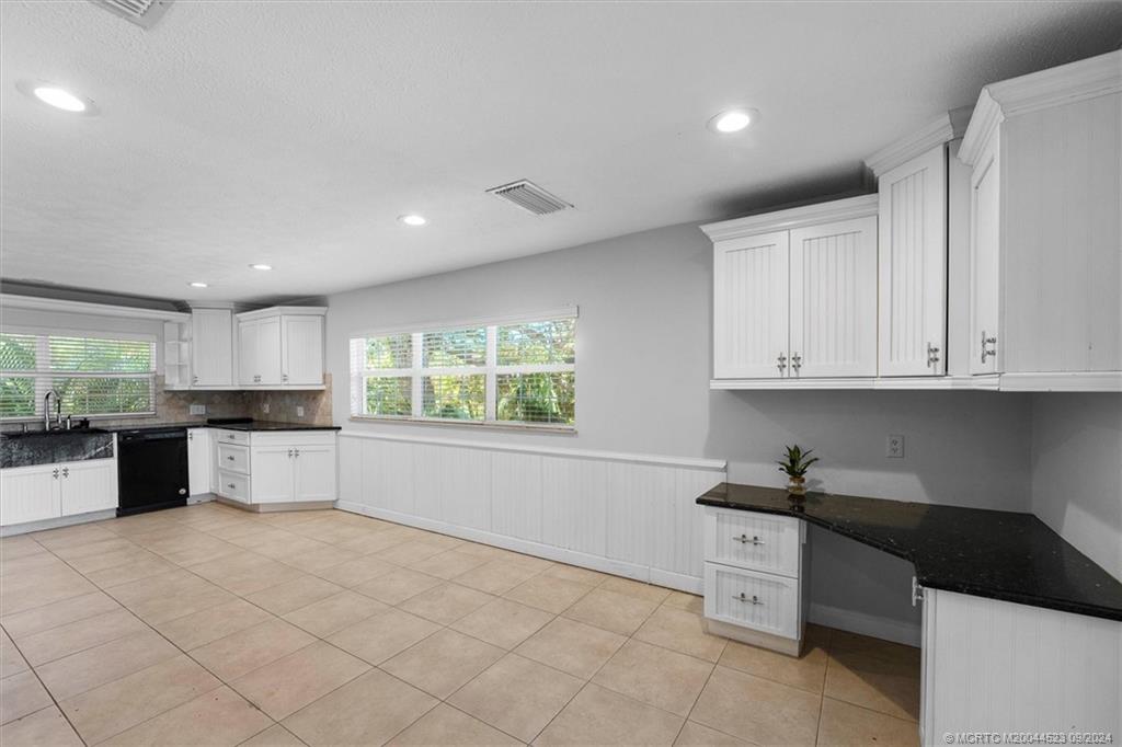 850 NE Ixora Drive