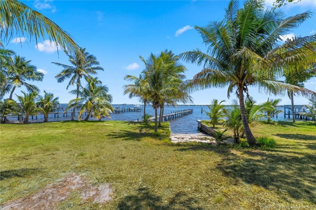 850 NE Ixora Drive