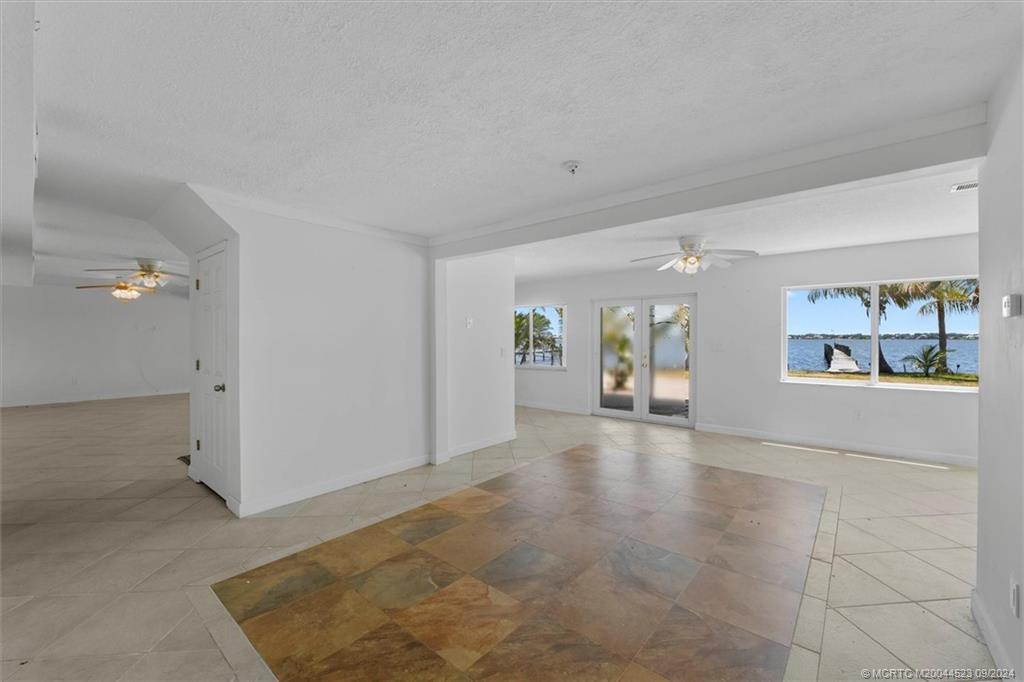 850 NE Ixora Drive