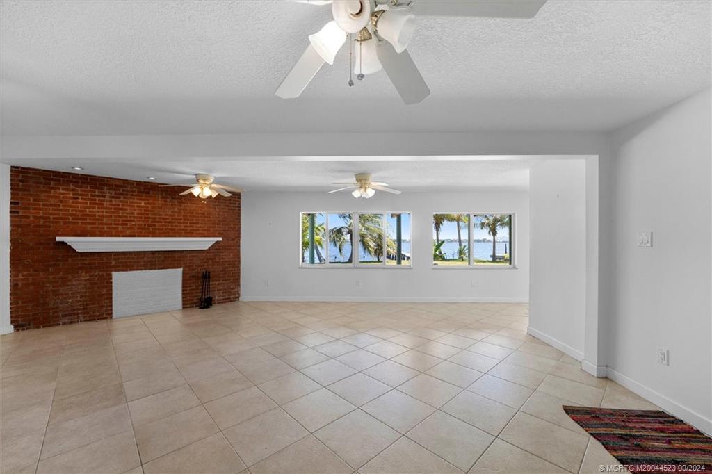 850 NE Ixora Drive