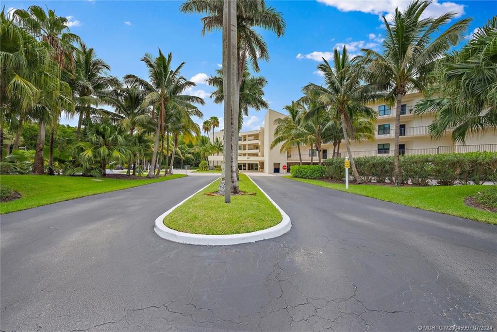 221 NE Plantation Road 406