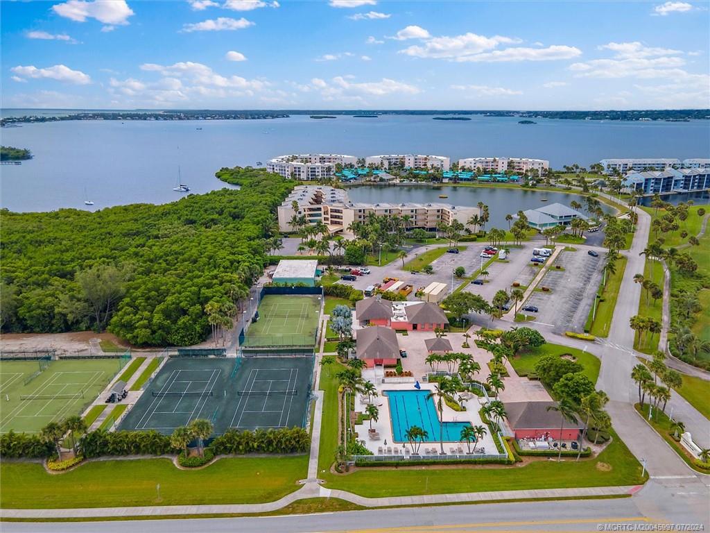 221 NE Plantation Road 406