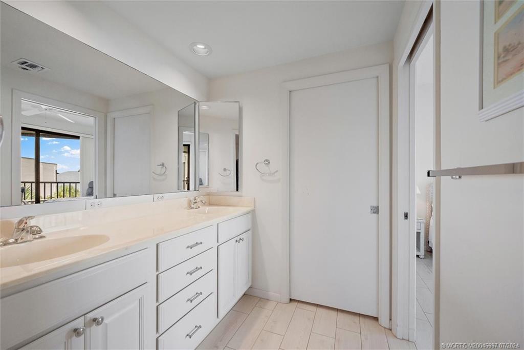 221 NE Plantation Road 406