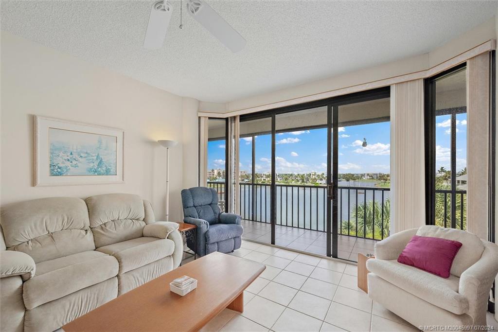 221 NE Plantation Road 406