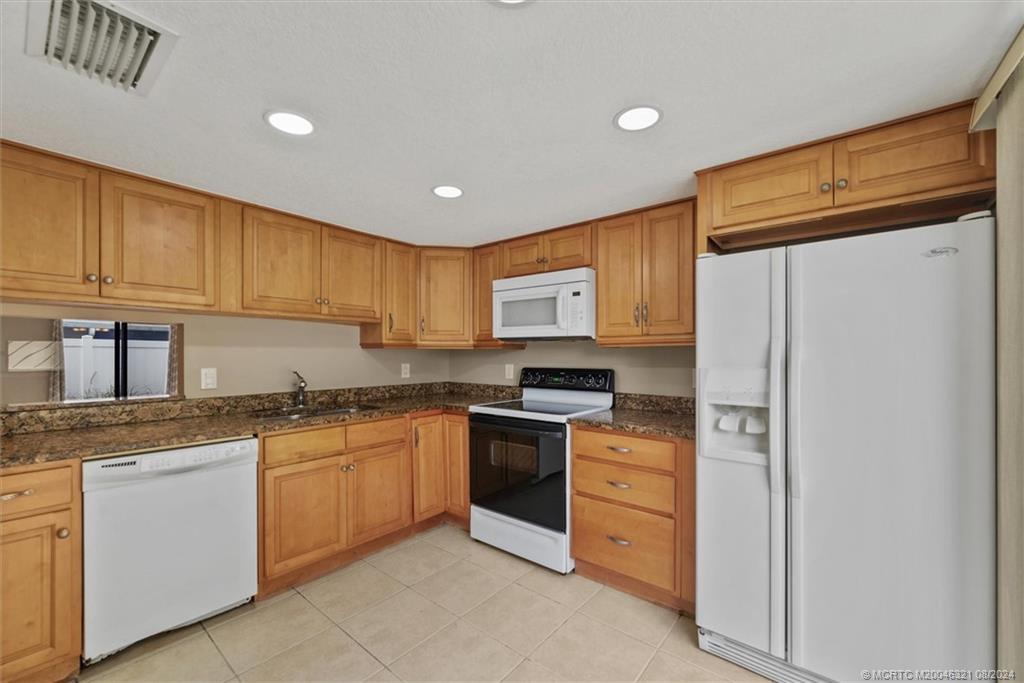 402 Lakewood Ct 2B