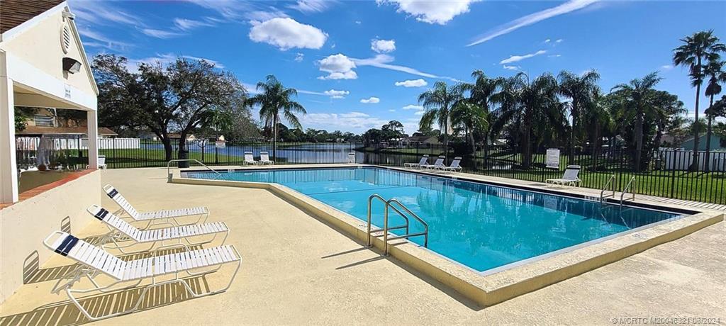 402 Lakewood Ct 2B