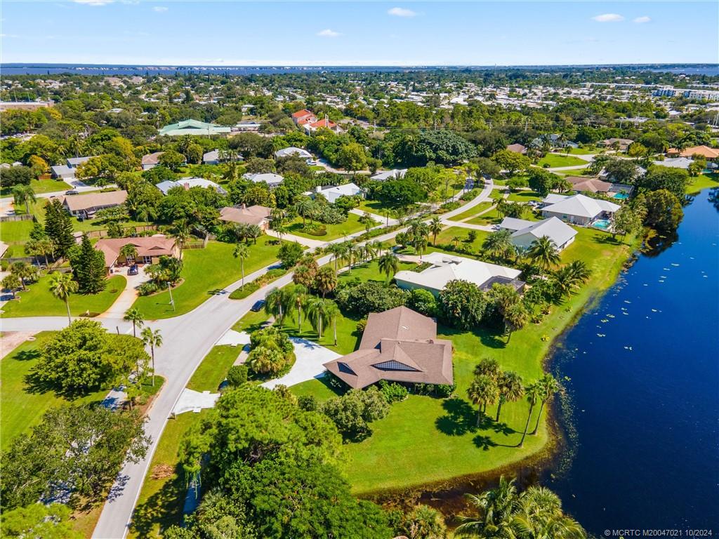 2190 NE Pinecrest Lakes Blvd