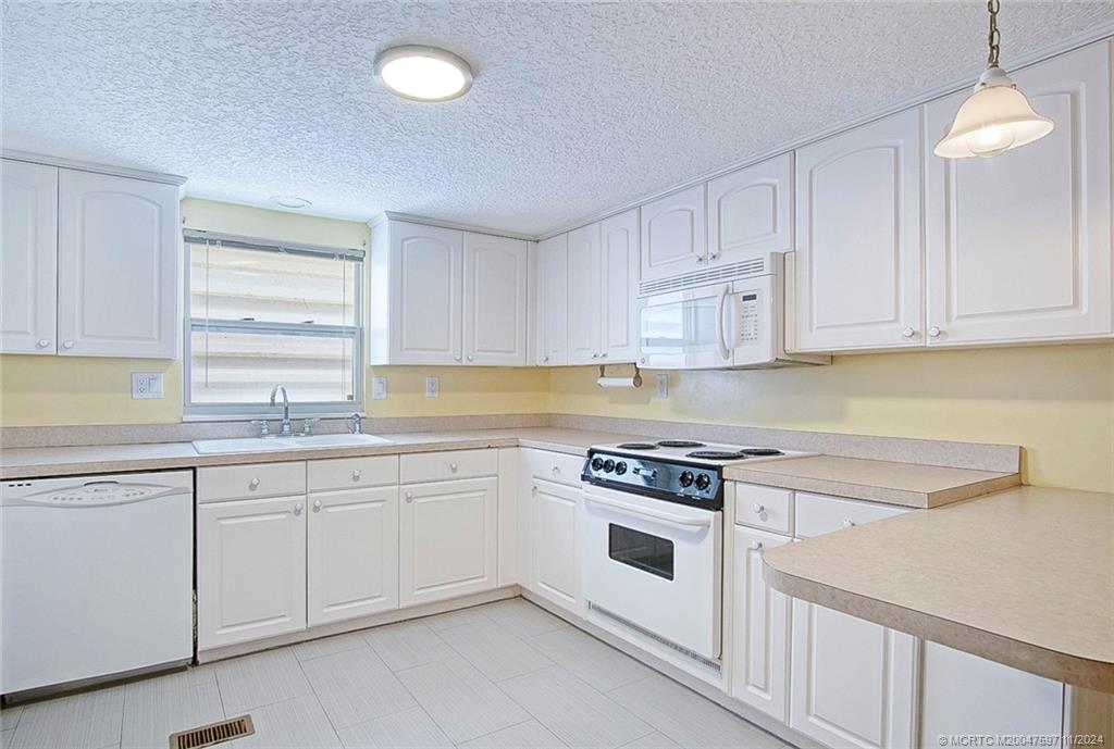 609 Garden View