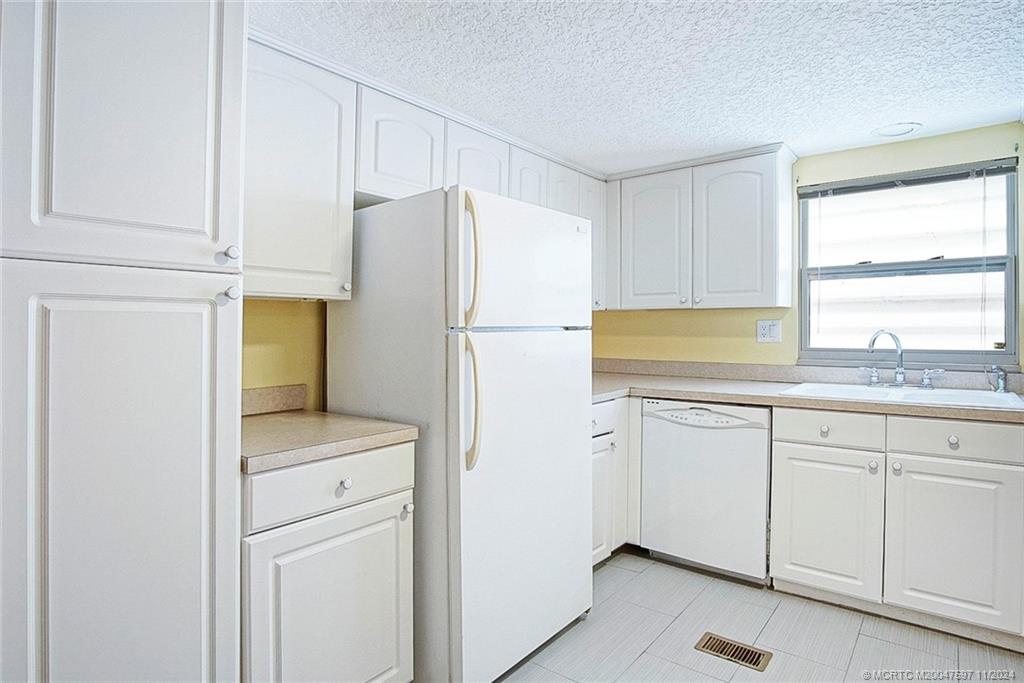 609 Garden View