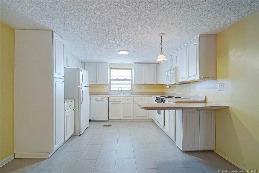 609 Garden View