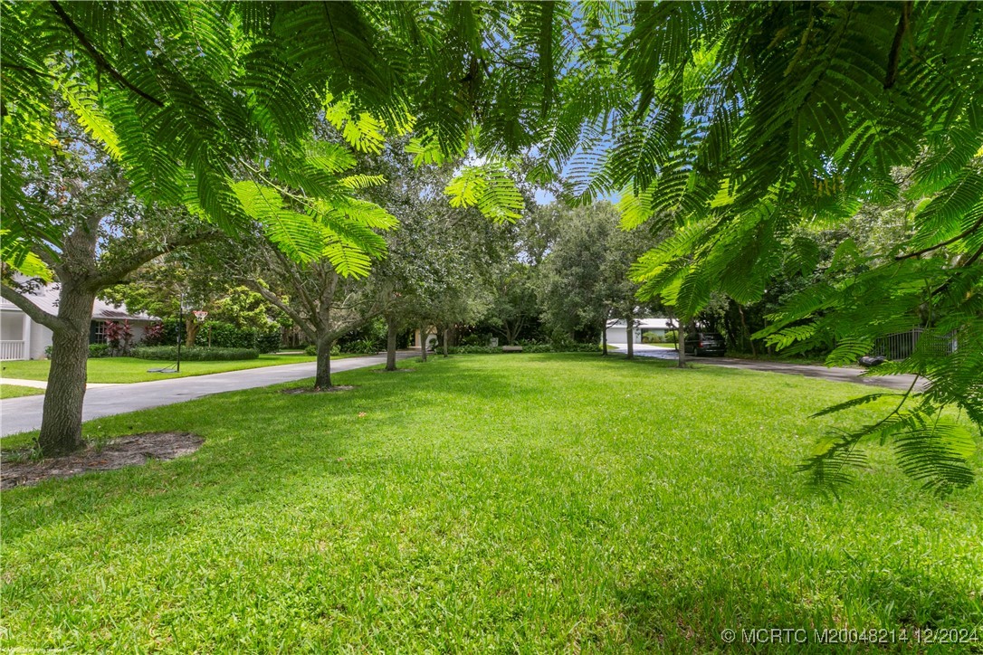 16 Ridgeview Road N
