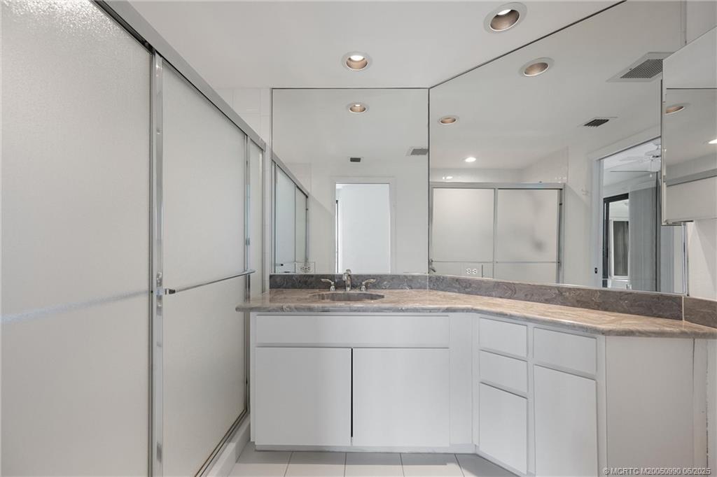 221 NE Plantation Road 303