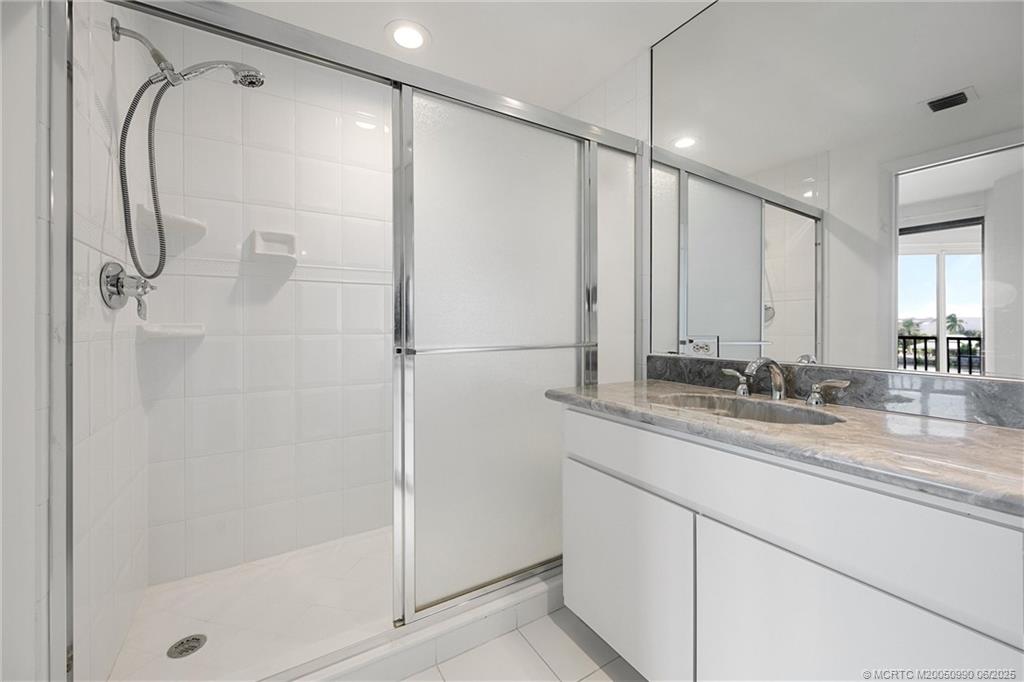 221 NE Plantation Road 303