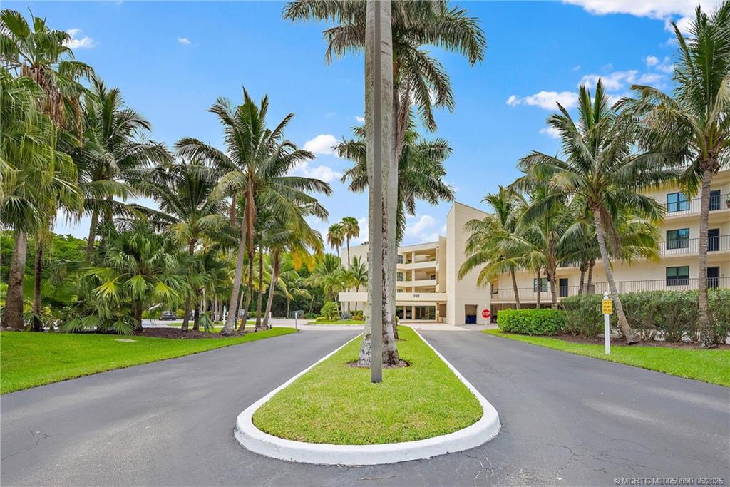 221 NE Plantation Road 303