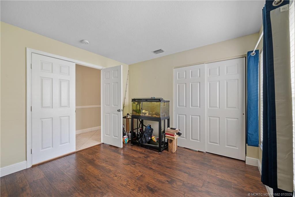 832 NW Greenwich Ct