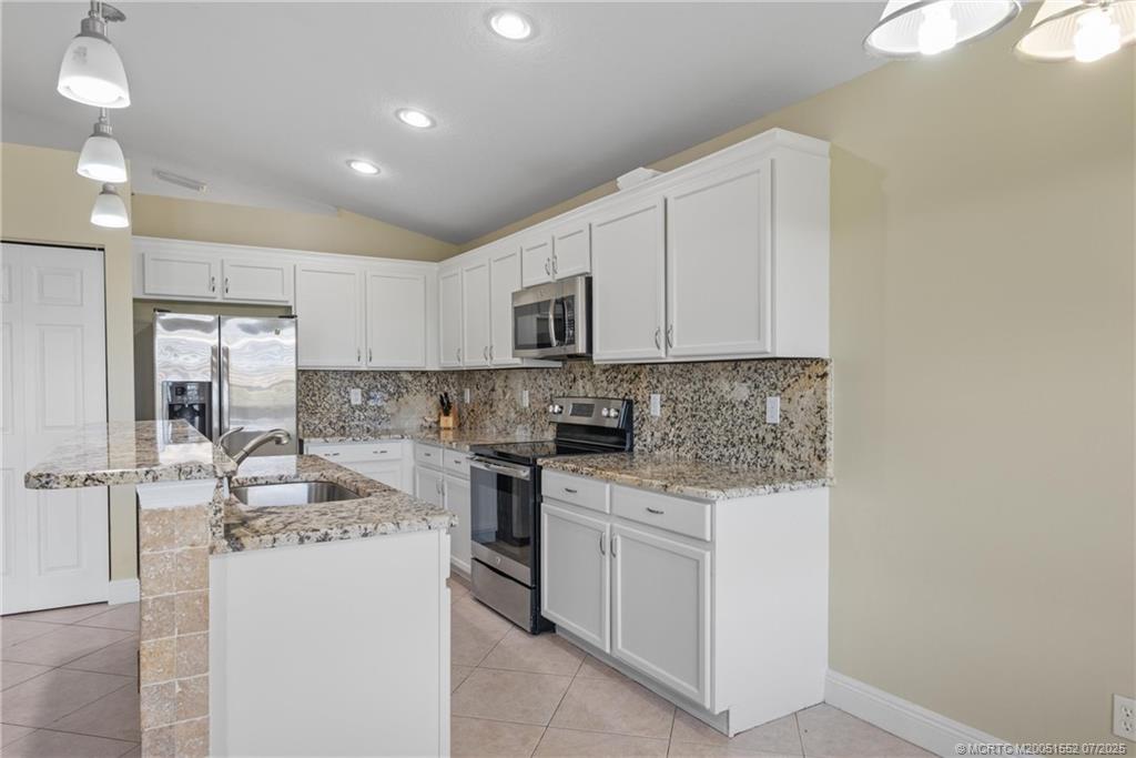 832 NW Greenwich Ct