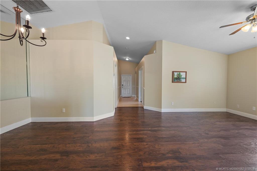 832 NW Greenwich Ct