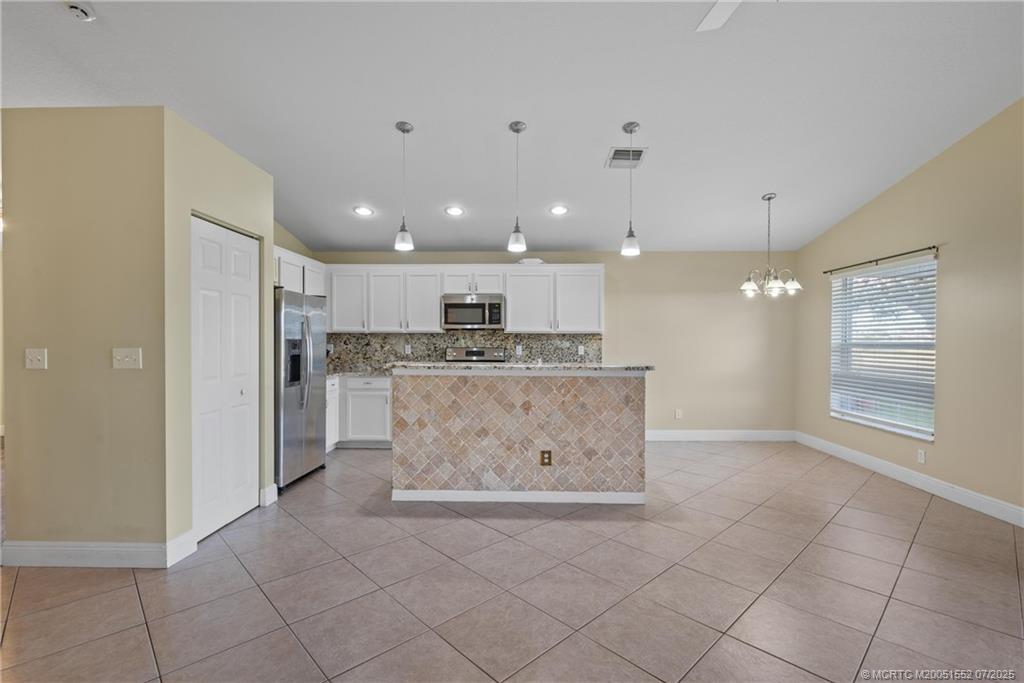 832 NW Greenwich Ct