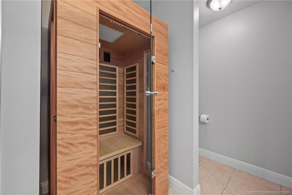 832 NW Greenwich Ct