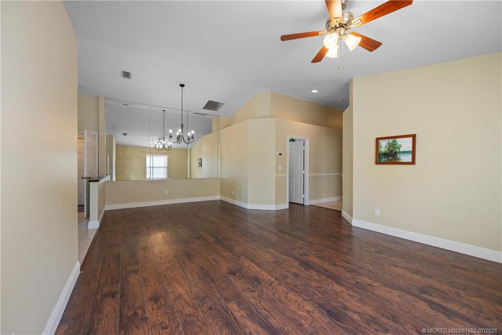 832 NW Greenwich Ct