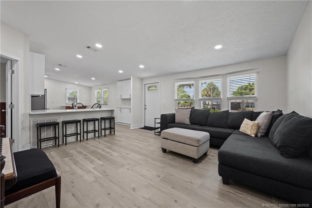 909 SE Hibiscus Avenue