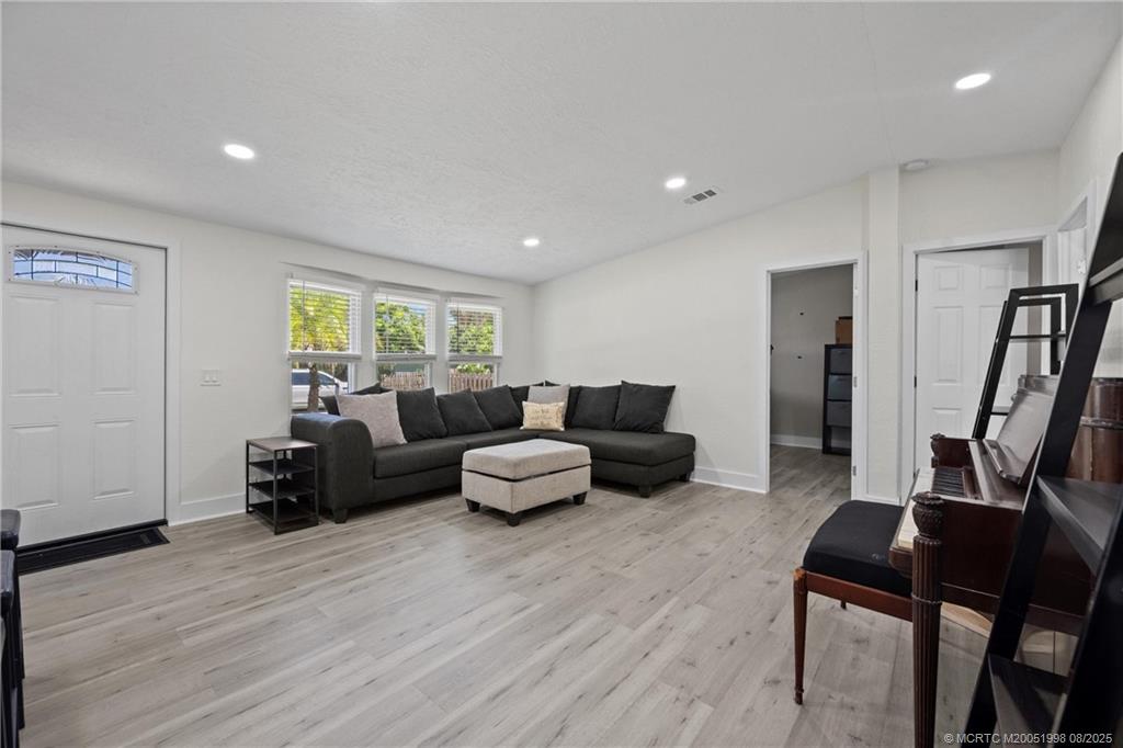 909 SE Hibiscus Avenue