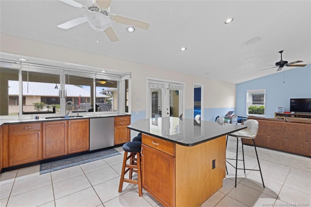 2004 NE Acapulco Drive