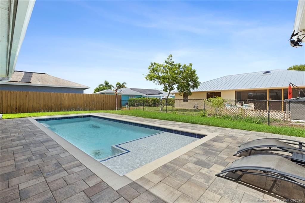 2004 NE Acapulco Drive