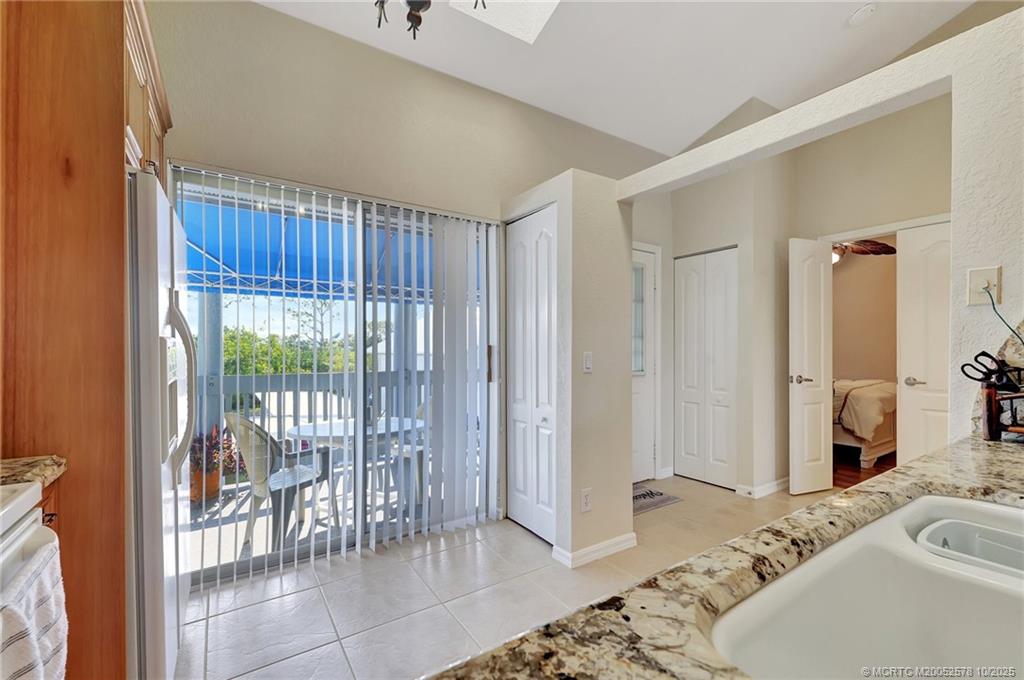 1637 NE Nautical Place 806