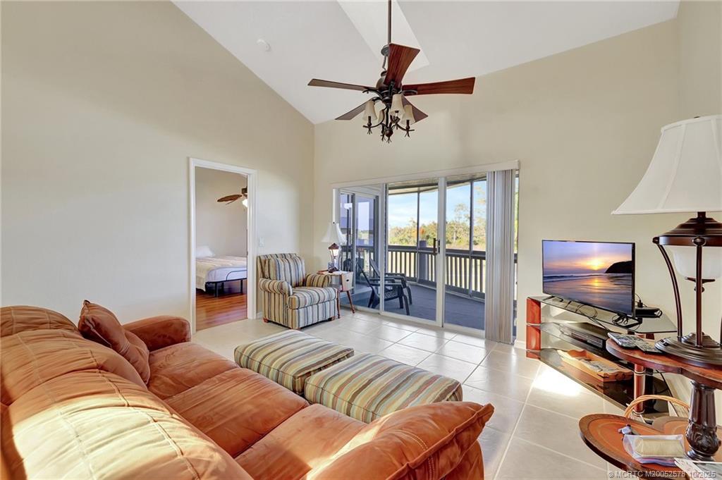 1637 NE Nautical Place 806