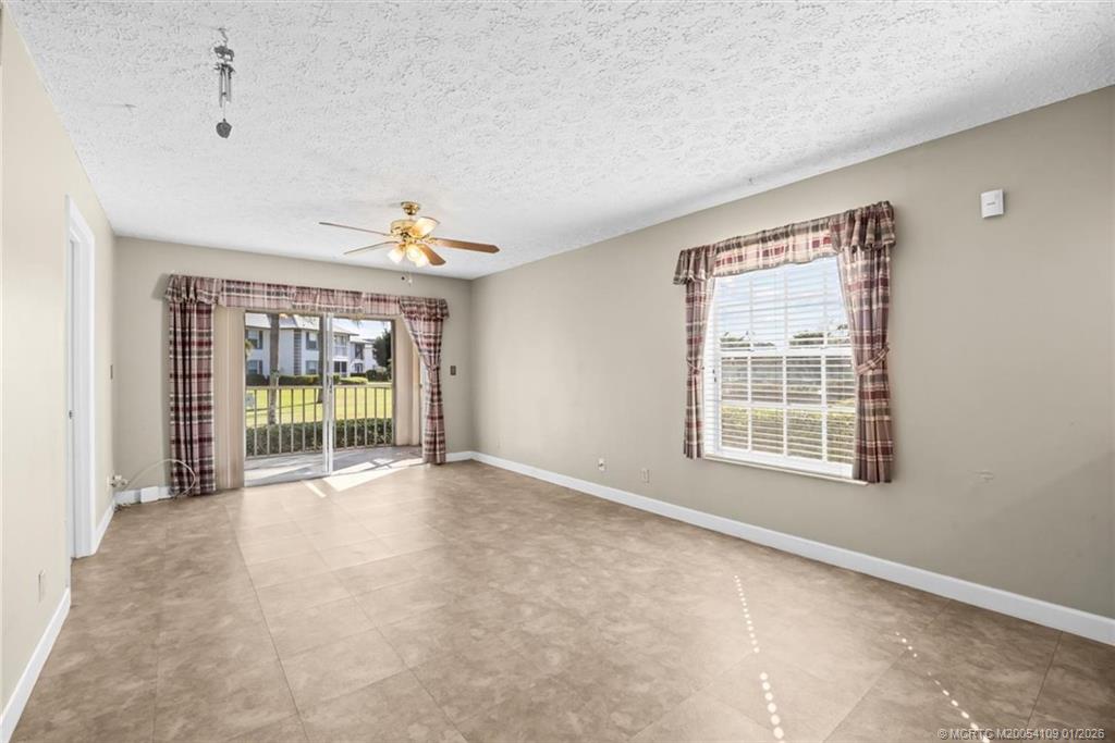 806 SE Central Parkway 6