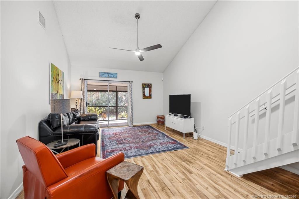 933 NE Sandalwood Place