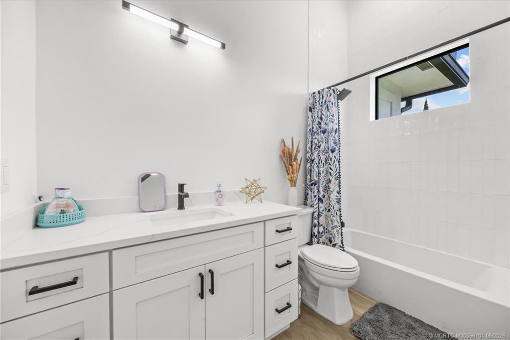 896 SW Squire Johns Lane