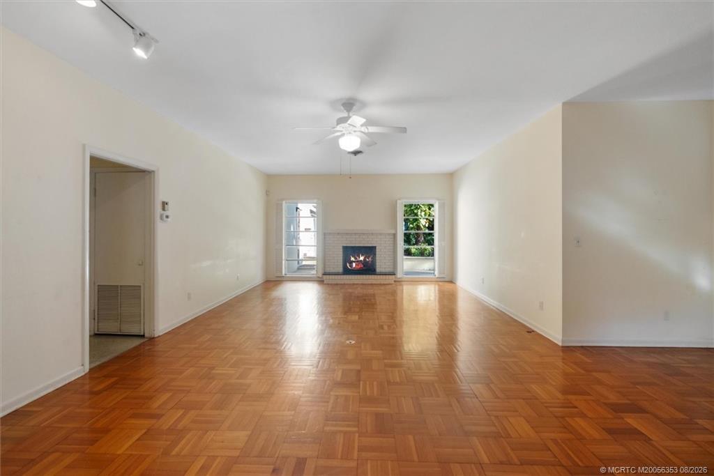 24/22 VIA LUCINDIA Drive