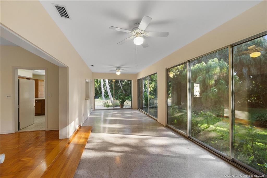 24/22 VIA LUCINDIA Drive