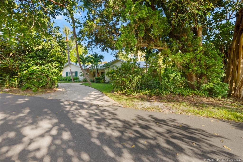 24/22 VIA LUCINDIA Drive
