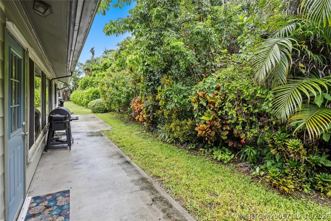 663 NE Wax Myrtle Way