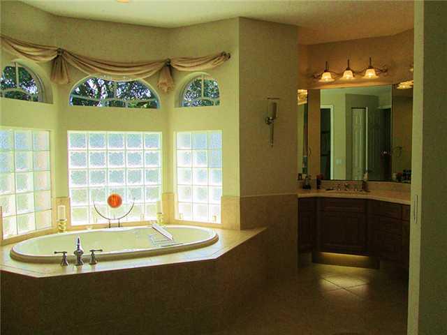 872 SW SQUIRE JOHNS Lane X