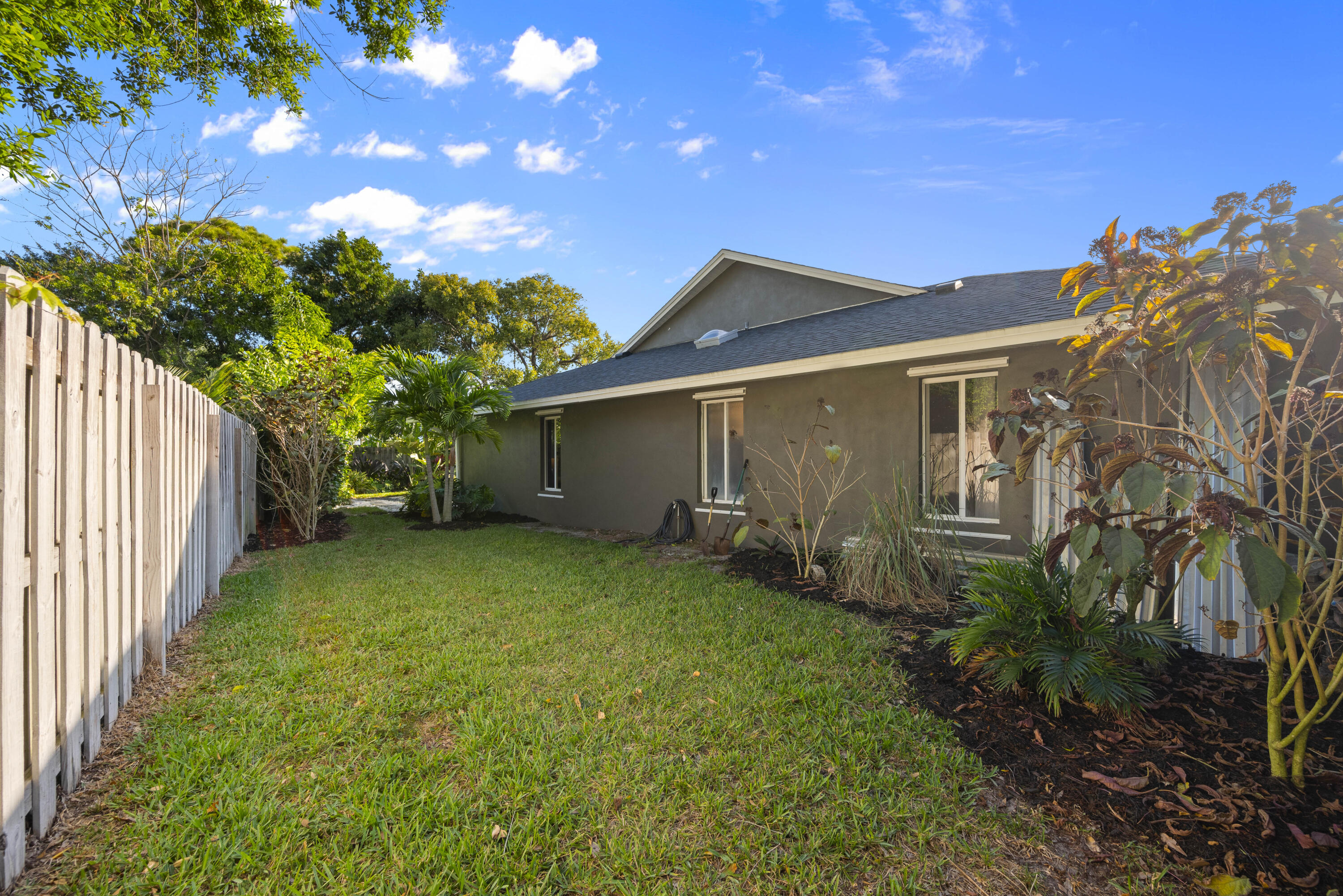 3082 NE Ivy Lane