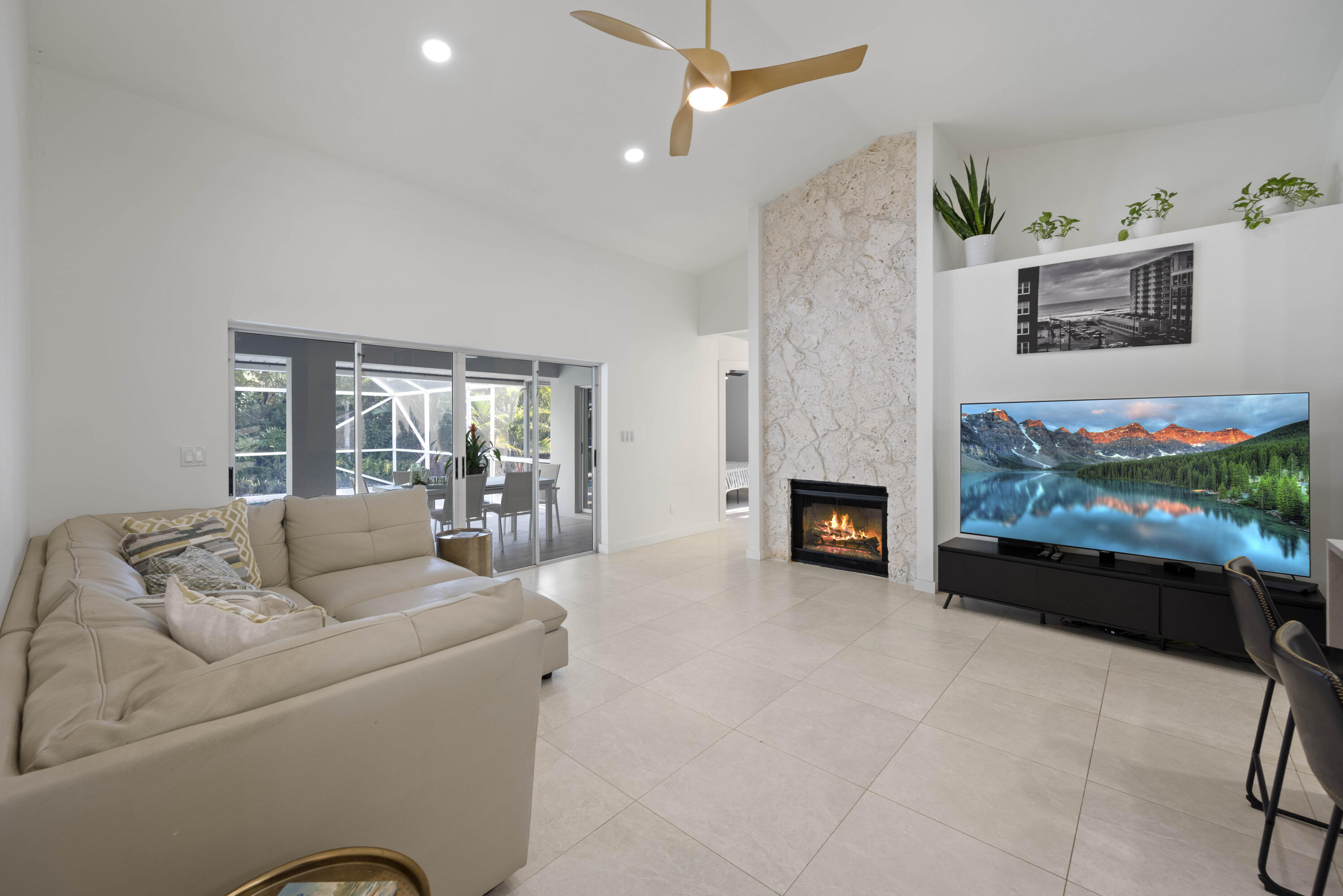 3082 NE Ivy Lane