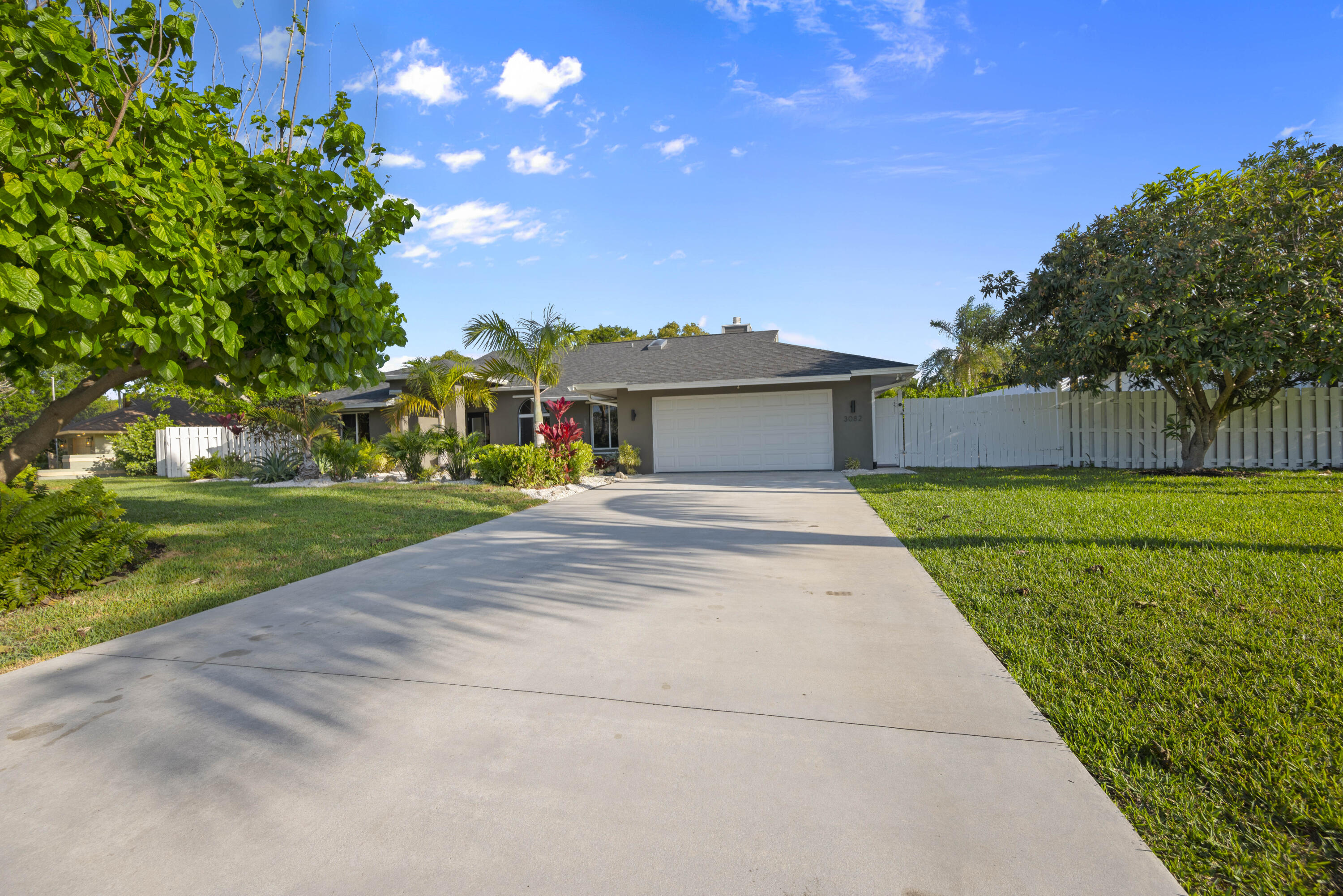 3082 NE Ivy Lane