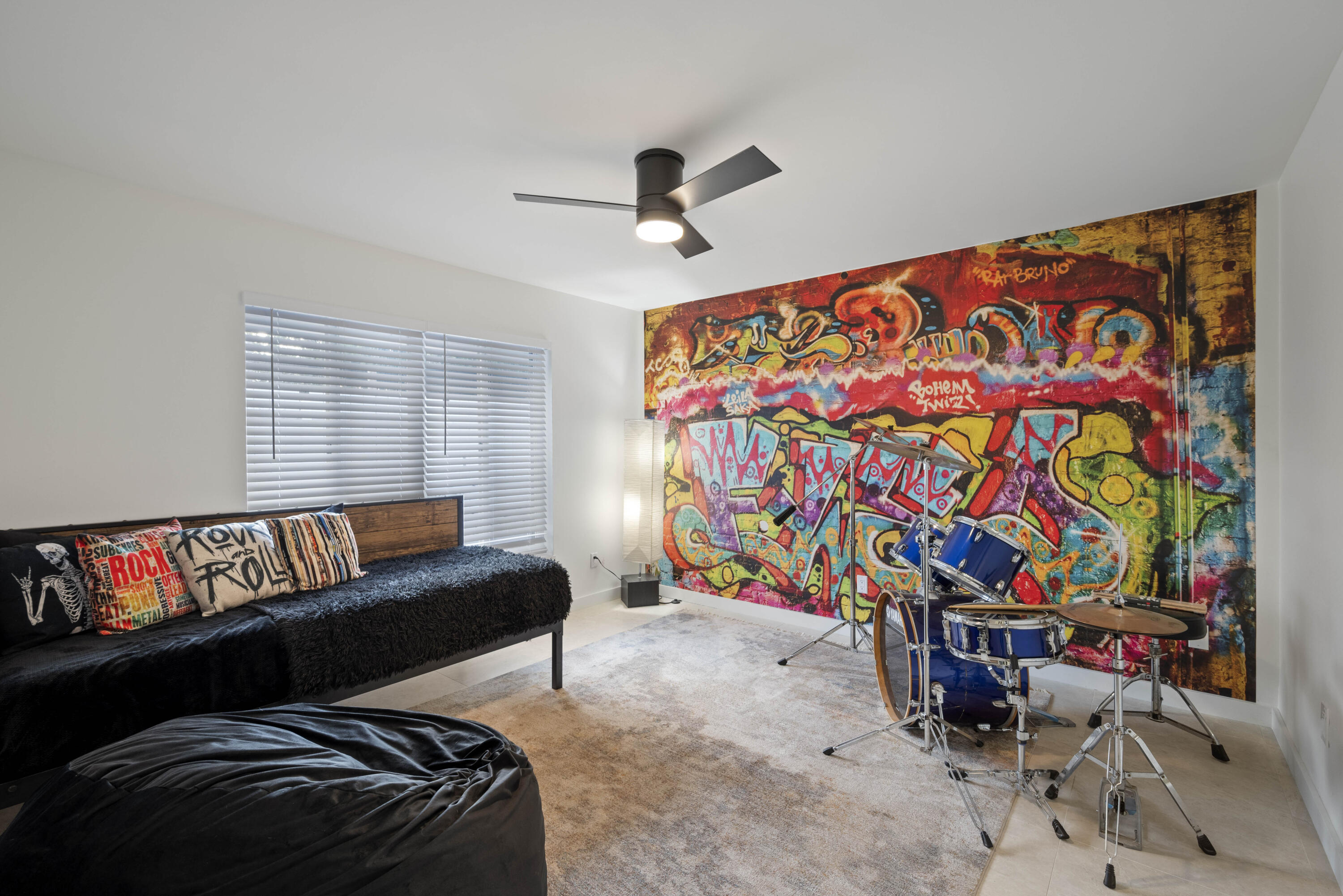 3082 NE Ivy Lane