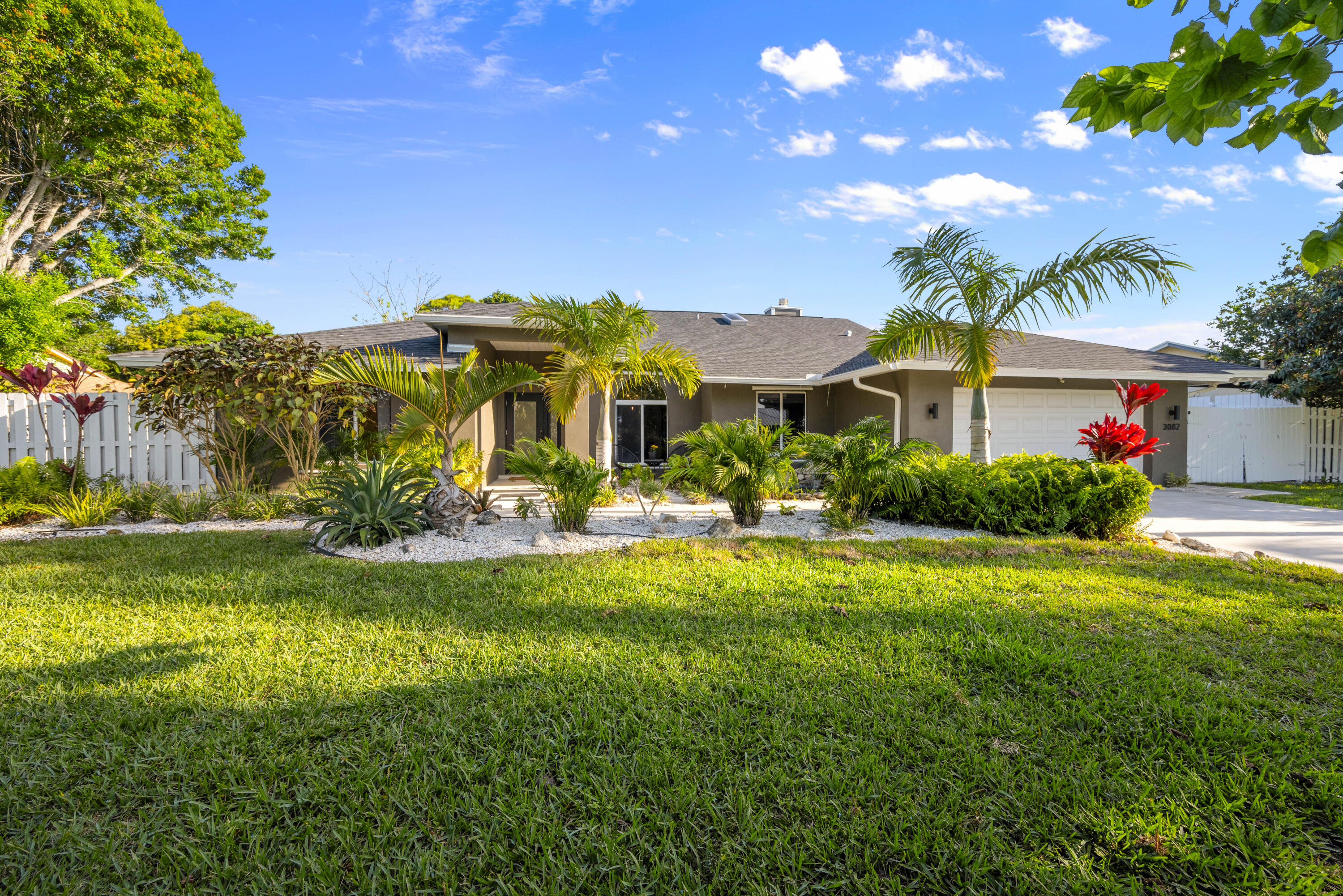 3082 NE Ivy Lane