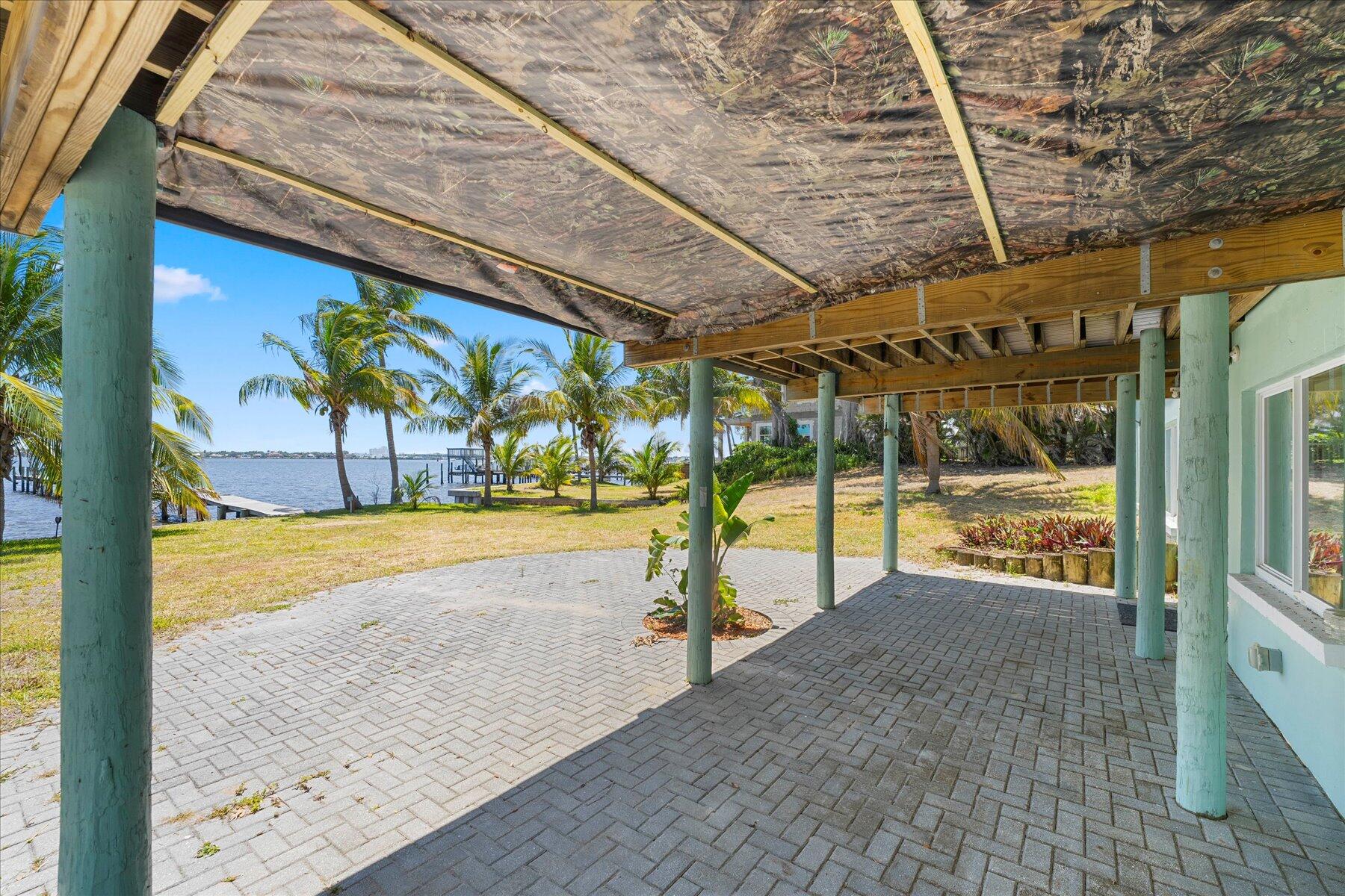 850 NE Ixora Drive