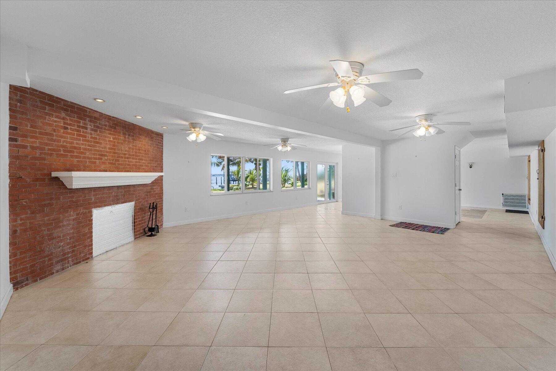 850 NE Ixora Drive
