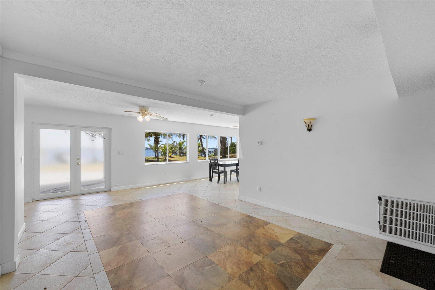 850 NE Ixora Drive