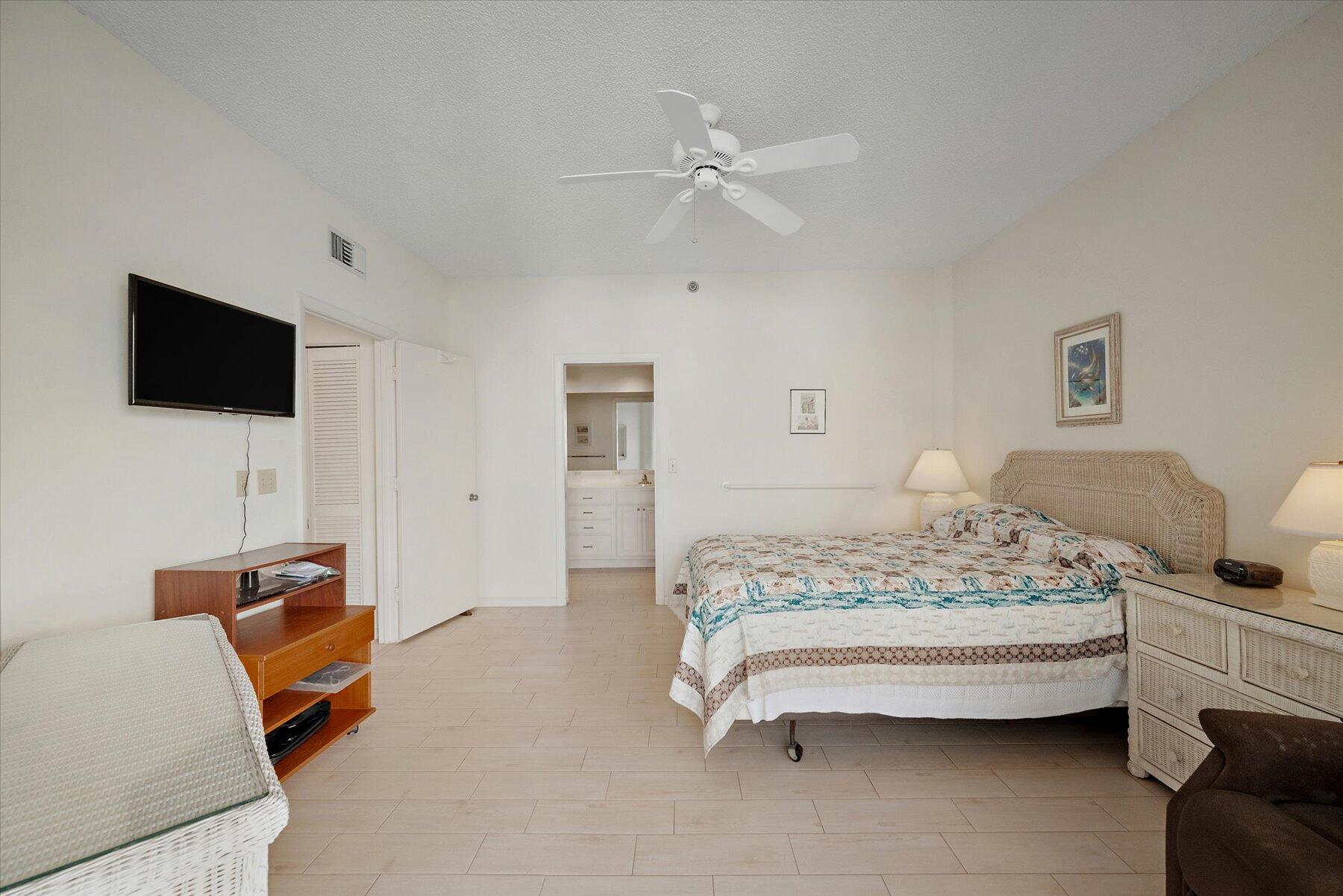221 NE Plantation Road 406